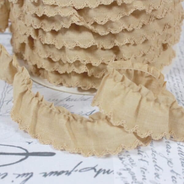 25 metre roll of Gathered Scalloped Edge Trim in Beige 4