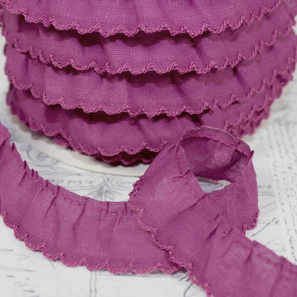 25m roll of Gathered Scalloped Edge Trim in Mauve 55
