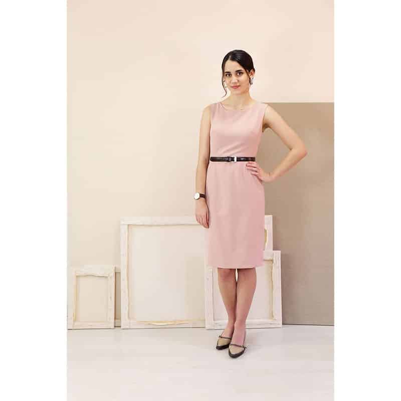 lady wearing peach dress with brown belt