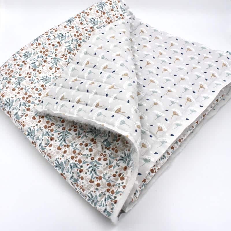 Double sided quilted cotton with fold in grey and lights floral